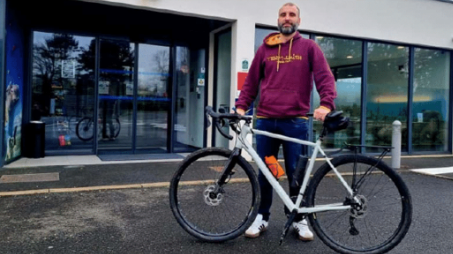 Cédric ALCARAZ devant l'Hôtel FirstInn avant le départ du Gentleman Tour